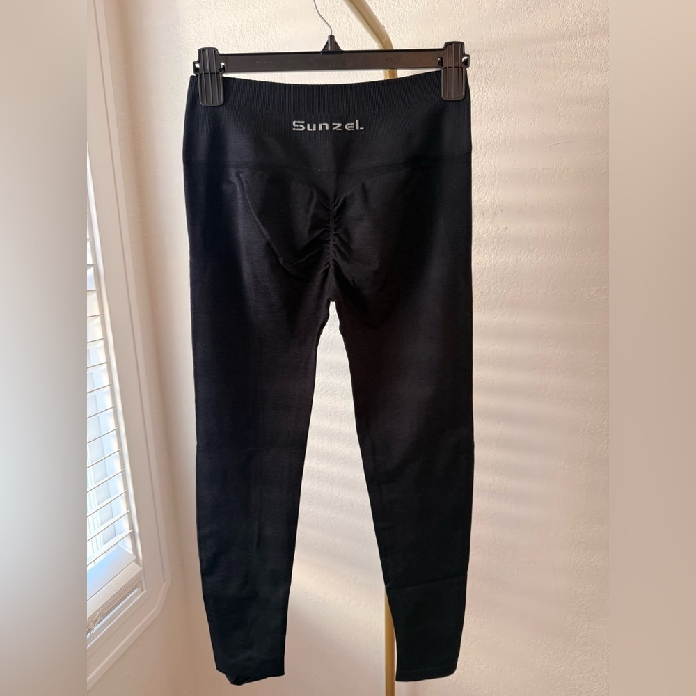 Sunzel Black Scrunch Butt Seamless Leggings M